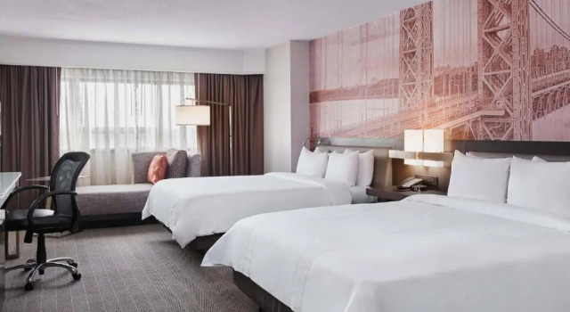 Четырёхместный номер Standard с красивым видом из окна Teaneck Marriott at Glenpointe