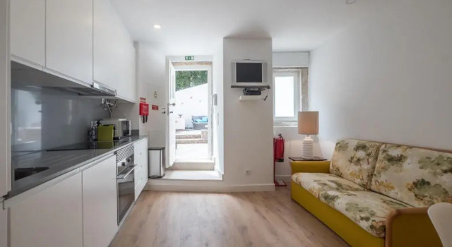 Castle Terrace Exclusive Apartment - Home By The Castle Apartment, Забронировать Апартаменты/квартира Санта-Мария-Майор Лиссабон, рядом с Money Museum