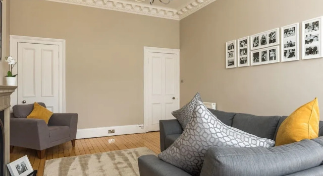Sleek and Modern 2BR Home Near City Centre, Забронировать Отель Эдинбург Midlothian, рядом с Национальный музей Шотландии
