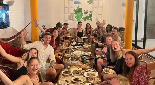 Кровать в общем номере с балконом и с видом на город Hummus Hostel Hikkaduwa