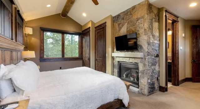 Коттедж The Timber Lodge 957 7 Bedroom Home by RedAwning