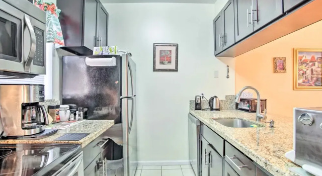 Апартаменты Idyllic Apt w/ Pool Access - Walk to Beach!