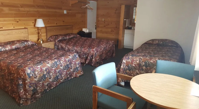 Трёхместный номер Standard с балконом и с видом на озеро Clark's Beach Motel