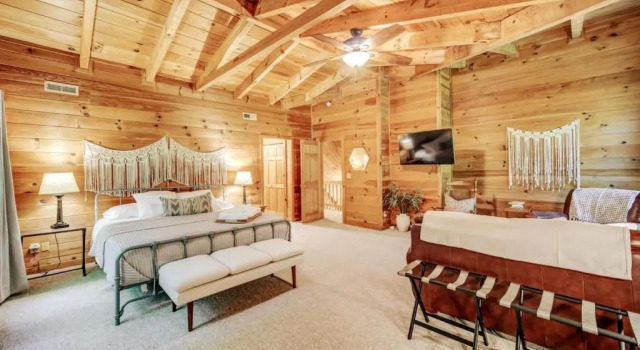 Коттедж Stunning 4BR 3BA Cabin - Lakes, Hot Tub, Fireplace