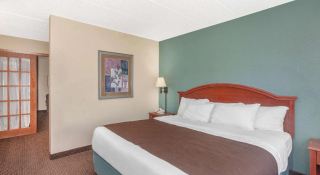 Люкс Superior AmericInn by Wyndham St. Peter
