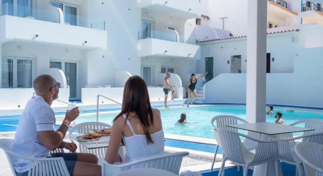 Двухместный номер Standard с видом на бассейн Hotel Indigo Albufeira by IHG