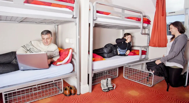 Кровать в общем номере Snoozles Hostel