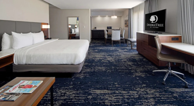 Двухместный полулюкс с балконом DoubleTree by Hilton Bakersfield