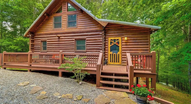 Коттедж с 3 комнатами с балконом Lake Blue Ridge Cabin by the Chatahoochie Forest