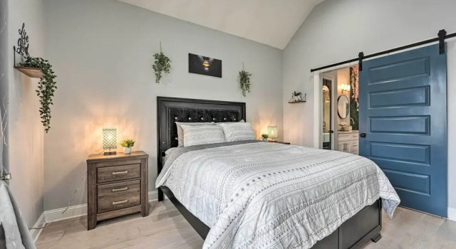 Chic Memphis Home w/ Deck ~ 2 Mi to Dtwn!, Reserva ahora Hotel Memphis Tennessee