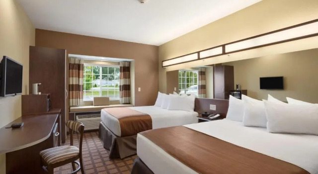 Четырёхместный номер Deluxe Microtel Inn and Suites Carrollton