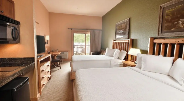 Люкс с видом на бассейн Wilderness at the Smokies – River Lodge Suites