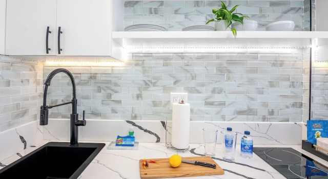 Двухместная студия с балконом и с частичным видом на океан Renovated Pacific Monarch Studio Near Waikiki Beach