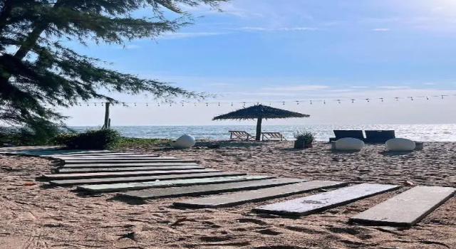 Warm Beach Resort