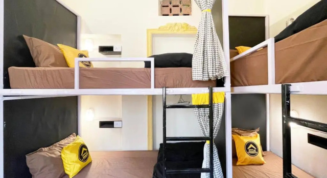Кровать в общем номере The Hosteller Udaipur