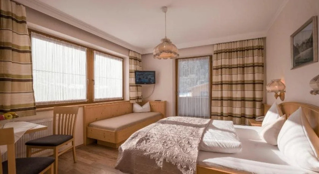 Gästehaus Schneeberger, Rezerwuj Hotel Hotele w Tyrol z parkingiem, Parking