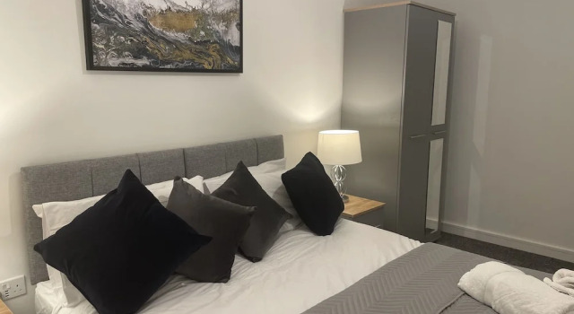 Beautiful 3-bed House in Derby With Parking
