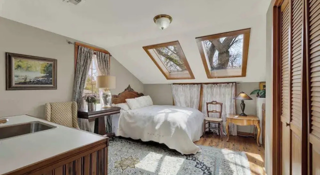 Коттедж Gillespie House-2 Suites-walk to Main St!