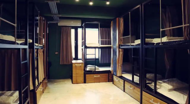Кровать в общем номере 旅充人文 Travel Charger Hostel