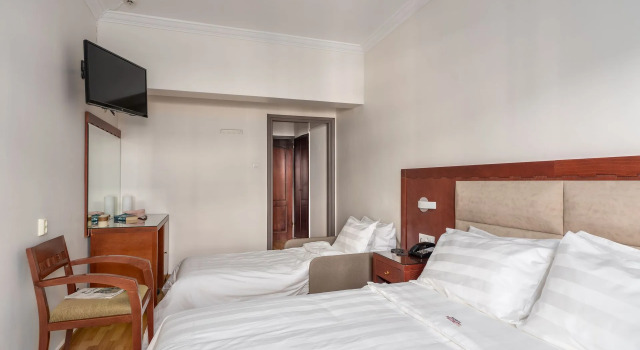 Трёхместный номер с балконом Attalos Hotel
