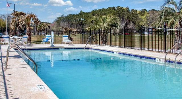 Четырёхместный номер Standard Days Inn by Wyndham Savannah Gateway I-95