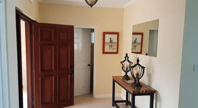 Je Suis Jamaica - 4 B R Beachfront Villa w Staff, Rezervovat Vila Silver Sands 