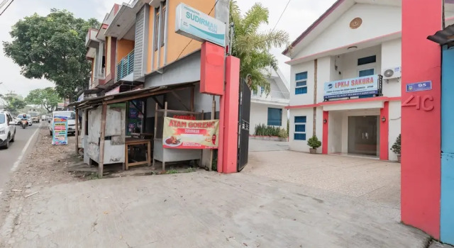 RedDoorz Syariah @ Sudirman Street Garut, Book Hotel Hoteller i Garut med parkering, Parkering