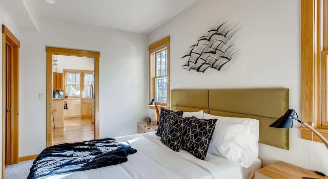 Brilliant Posh Home - Backs to Poudre River Trail, Забронировать Апартаменты/квартира Отели Форт-Коллинс с парковкой, рядом с Global Village Museum of Arts and Cultures, Парковка