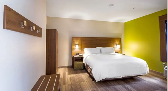 Двухместный люкс с видом на бассейн Holiday Inn Express Hotel & Suites Columbus by IHG