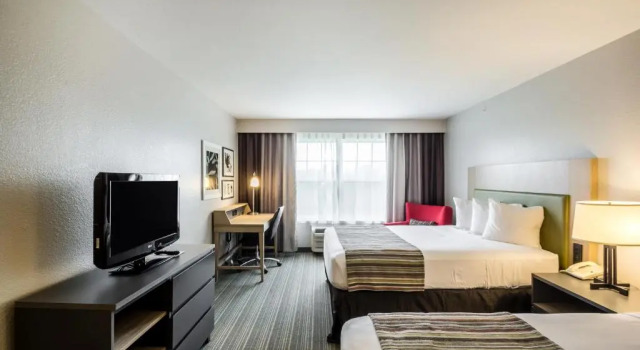 Четырёхместный номер Standard Country Inn & Suites by Radisson, Fond du Lac, WI