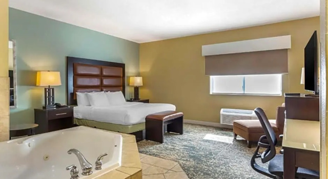 Двухместный люкс с балконом Best Western PLUS Wilmington/Carolina Beach