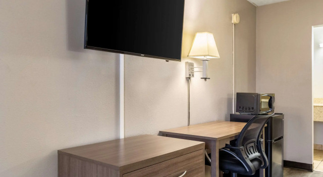 Четырёхместный номер Standard Econo Lodge Seymour