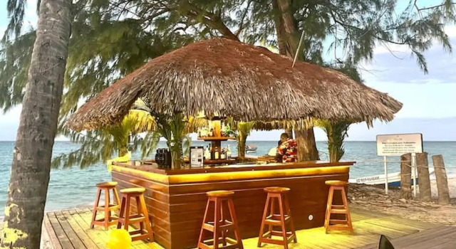 Апартаменты Chic Beachfront Apartment - Private Beach Access