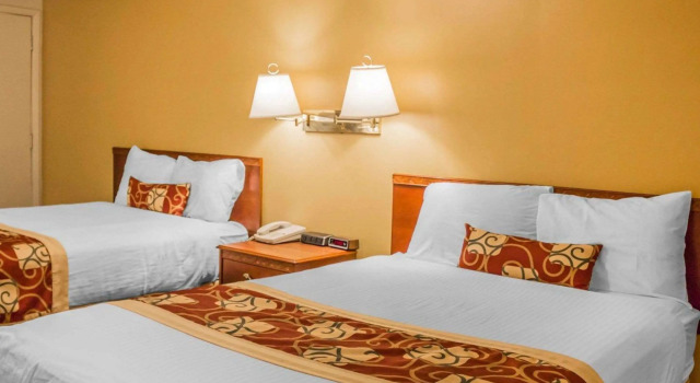 Четырёхместный номер Standard Rodeway Inn Kalkaska