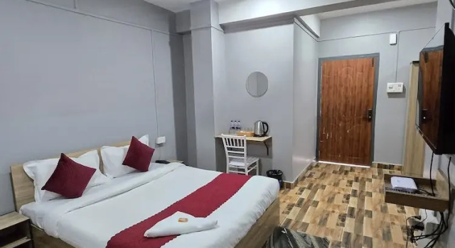 Люкс Deluxe Hotel Pohor Regency Near Kamakhya Foot Bridge