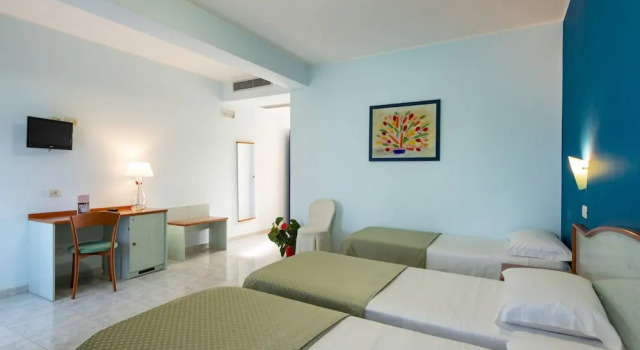 Трёхместный номер Standard с балконом Atlantis Palace Hotel