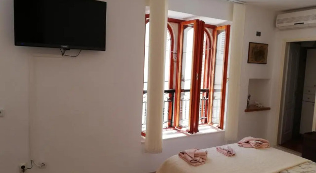 Студия Deluxe M & J Central Suites