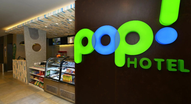 Кровать в общем номере POP! Hotel Timoho Yogyakarta