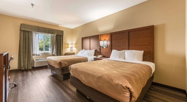 Четырёхместный номер Standard Quality Inn & Suites Hendersonville - Flat Rock