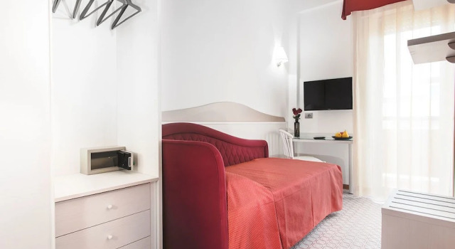Четырёхместный номер Standard с балконом Hotel Caravelle