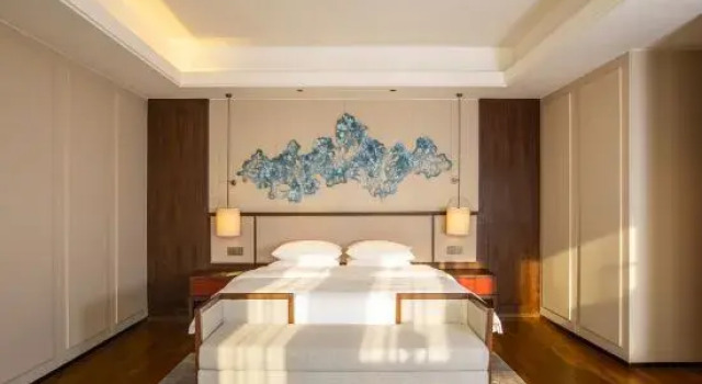 Люкс с видом на озеро QIANNAHOTEL SPLENDOR（Zhengzhou East Railway Station Longzihu University District）
