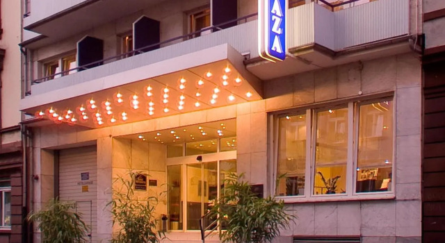 Кровать в общем номере Hotel Plaza