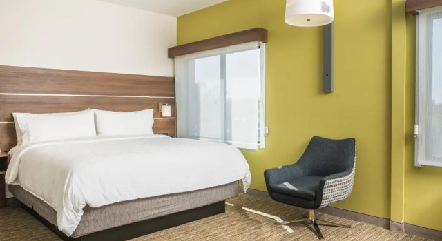 Люкс Holiday Inn Express & Suites - Lake Forest by IHG