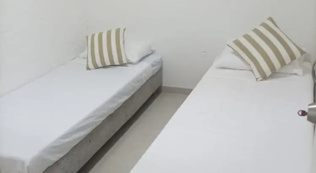 Кровать в общем номере Hostal Catalleya
