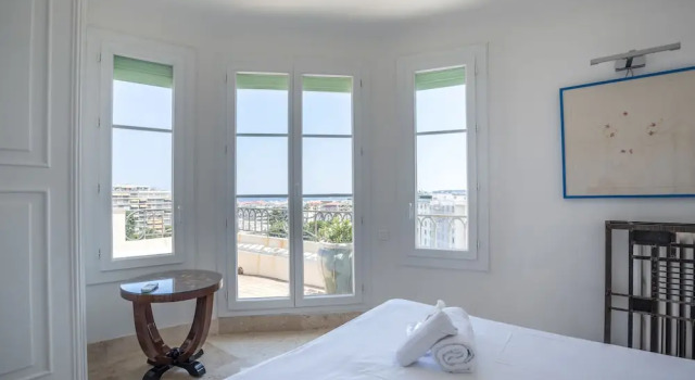 Art Deco Apartment terrace by Weekome