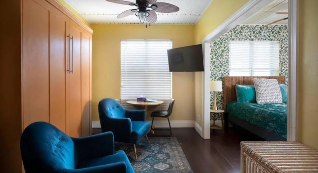 Duval Street Suite w parking and heated pool
