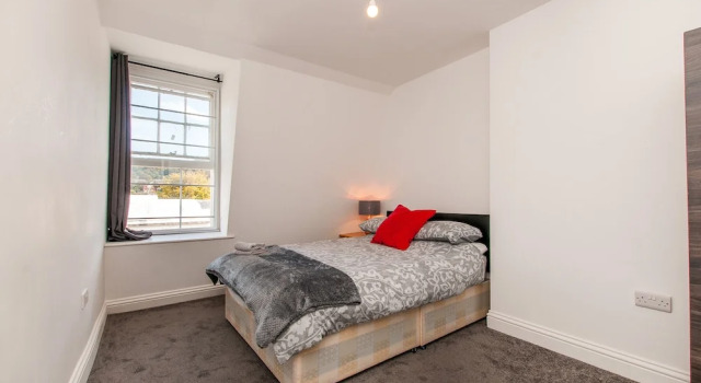 2 Bed Flat in Pedestrianized High Street
