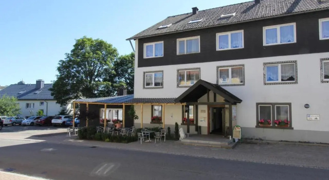 Hotel Löwen  by Mastiff