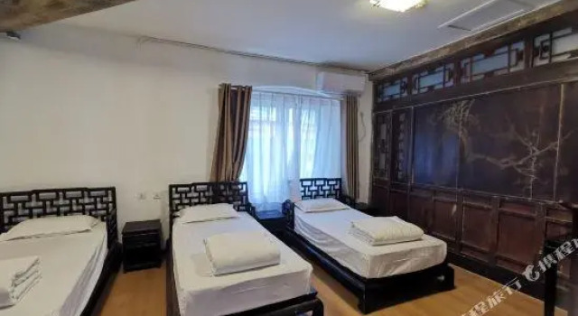 Трёхместный номер Standard с балконом Qian Men Hostel