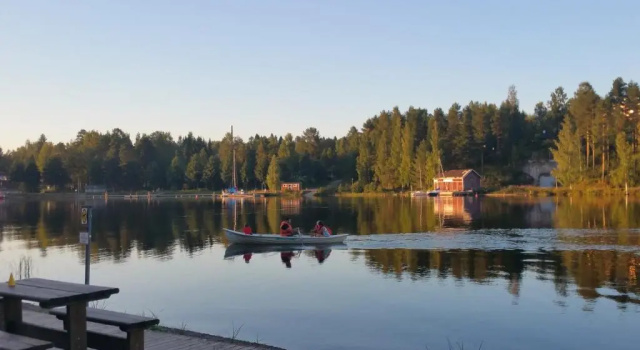 Коттедж с видом на озеро Mansikkaharju Holiday Camp